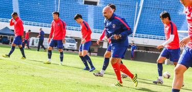 El PF chileno que entrena a Mascherano y Lavezzi en China