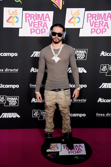 El cantante Clarent posa en la alfombra roja de LOS40 Primavera Pop.