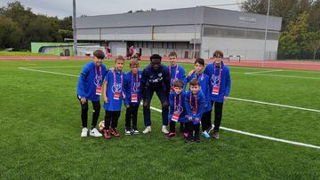 Mumin posa con los recogepelotas del Atlético de Lugones.