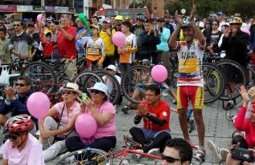 Espectadores observan la última etapa del Giro de Italia en Bogotá (Colombia) en la que Nairo Quintana, del equipo Movistar, se convirtió en el primer colombiano en ganar el Giro. Además del título y la camiseta de jóvenes de Quintana, los colombiano Rigoberto Urán (Omega Pharma), subcampeón, y Julián Arredondo (Trek), rey de la montaña.