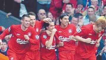 <b>UNA PIÑA. </b>Luis García, en el centro, es felicitado por sus compañeros tras marcar el segundo gol.