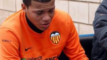 <b>MALA PATA.</b> El defensa brasileño del Valencia Thiago Carleto podría tener afectado el ligamento cruzado de la rodilla izquierda al sufrir hoy una entorsis durante un entrenamiento en Paterna.