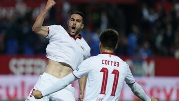 GRA533. SEVILLA. 02/03/2017.- El centrocampista del Sevilla, Vicente Iborra (i) celebra con sus compañero, el delantero argentino Joaquin Correa (d) su tanto ante el Athletic de Bilbao durante el partido correspondiente a la 25 jornada de la Liga de Primera División que se juega hoy en el estadio Sánchez Pizjuán de Sevilla EFE/José Manuel Vidal