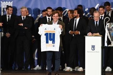 El alcalde de Madrid, José Luis Martínez Almeida, muestra la camiseta del Real Madrid que le ha entregado el capitán del equipo, Marcelo Vieira (2d), en presencia del presidente de la entidad, Florentino Pérez.