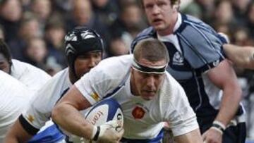 Escocia jugó a la francesa: con mucha continuidad, arriesgando, multiplicando apoyos atrás y llevando el partido al campo francés. Francia jugó a la escocesa: mucho pique cortito abajo, riñones y protagonismo del medio melé que prefirió no poner en juego a la tres cuartos de Toulouse.