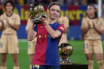 Aitana Bonmat¨ª, con la camiseta del Barcelona con el logo de Coldplay, ofrece su segundo Bal¨®n de Oro a los aficionados antes del partido entre el Barcelona y el Eibar , correspondiente a la jornada 8 de la Liga F, en el Estadio Johan Cruyff de Barcelona, el 2 de noviembre de 2024.