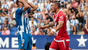 CORNELLÁ-EL PRAT (BARCELONA), 31/08/2024.- El delantero del Espanyol Alejo Véliz (i) se lamenta tras una ocasión fallada ante el defensa uruguayo del Rayo Vallecano Luis Espino durante el partido de LaLiga entre el Espanyol y el Rayo Vallecano, este sábado en el estadio RCDE Stadium. EFE/ Toni Albir