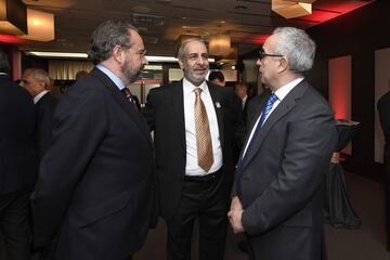 Juan Cantón (Gerente de As), Abdul Latif Bin Abdullah Al Mahmoud (CEO de Dar Al Sharq) y Alejandro Blanco (Presidente del COE) conversan durante la presentación. 