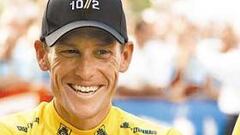 <b>BROMA FINAL. </b>Lance Armstrong muestra ocho dedos, pero no es verdad, no volverá a por el octavo Tour.