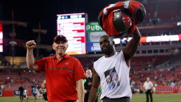 TAMPA, FL - NOVEMBER 27: Cornerback Alterraun Verner #21 of the Tampa Bay Buccaneers walks off the field following the Buccaneers' 14-5 win over the Seattle Seahawks during an NFL game on November 27, 2016 at Raymond James Stadium in Tampa, Florida. Brian Blanco/Getty Images/AFP
== FOR NEWSPAPERS, INTERNET, TELCOS & TELEVISION USE ONLY ==