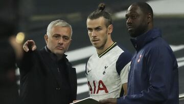José Mourinho da instrucciones a Gareth Bale en un partido del Tottenhan.