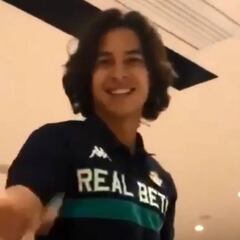 ¡Ni cantar pudo! Diego Lainez y su fallida novatada en el Betis