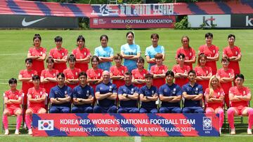Paju (Korea, Republic Of), 07/07/2023.- Players and coaches of the South Korean women's national football team pose for a group photo at the National Football Center in Paju, 37 kilometers north of Seoul, South Korea, 07 July 2023, ahead of the FIFA Women's World Cup, co-hosted by Australia and New Zealand and set for 20 July - 20 August. (Mundial de Fútbol, Corea del Sur, Nueva Zelanda, Seúl) EFE/EPA/YONHAP SOUTH KOREA OUT
