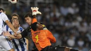 <b>PROTAGONISTAS. </b>Forlín anduvo correcto hasta la acción del gol, como por ejemplo en este balón aéreo que despeja Kameni.