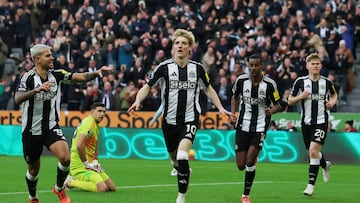 Soccer Football - Premier League - Newcastle United v Aston Villa - St James' Park, Newcastle, Britain - December 26, 2024 Newcastle United's Anthony Gordon celebrates scoring their first goal with teammates Action Images via Reuters/Lee Smith EDITORIAL USE ONLY. NO USE WITH UNAUTHORIZED AUDIO, VIDEO, DATA, FIXTURE LISTS, CLUB/LEAGUE LOGOS OR 'LIVE' SERVICES. ONLINE IN-MATCH USE LIMITED TO 120 IMAGES, NO VIDEO EMULATION. NO USE IN BETTING, GAMES OR SINGLE CLUB/LEAGUE/PLAYER PUBLICATIONS. PLEASE CONTACT YOUR ACCOUNT REPRESENTATIVE FOR FURTHER DETAILS.. TPX IMAGES OF THE DAY