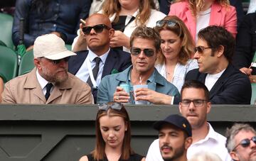 El actor estadounidense Brad Pitt preparándose un refresco.