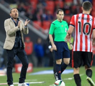 El entrenador del Alcoyano, Oscar Cano (i), anima a sus jugadores durante el partido de vuelta de los dieciseisavos de final de la Copa del Rey ante el Athletic de Bilbao, que están disputando en el estadio de San Mamés. 