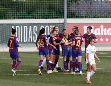 Real Madrid 0-1 Barcelona | Chut de Patri Guijarro desde la frontal que se desvió ligeramente al dar en una jugadora blanca y acabó en el fondo de la portería.