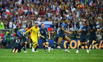 Los de Deschamps se proclaman campeones del Mundo tras vencer en la final con goles de Mandzukic, en propia, Griezmann, Pogba y Mbappé.