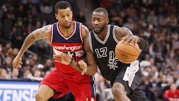 Jonathon Simmons ante Trey Burke durante un partido entre los San Antonio Spurs y los Washington Wizards.