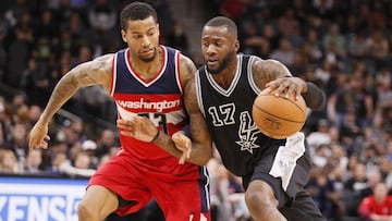 Jonathon Simmons ante Trey Burke durante un partido entre los San Antonio Spurs y los Washington Wizards.