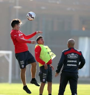 Juan Cornejo gana por arriba una pelota en el entrenamiento. Atento observa Jorge Desio.