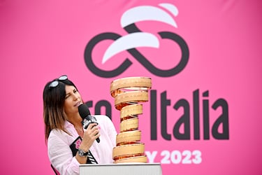 Barbara Pedrotti, presentadora de la gala, junto con el ansiado trofeo:  El Senza Fine.