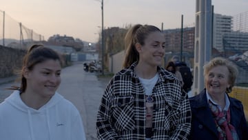 Viktoria Adrianova, Alexia Putellas, Carmen Arce &#039;Kubalita&#039;, en el rodaje de la serie documental &#039;Campeonas&#039;.