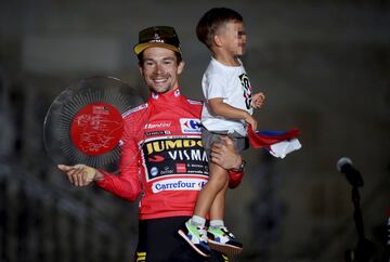 Primoz Roglic celebra la victoria con su hijo en los brazos.