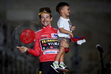 Primoz Roglic celebra la victoria con su hijo en los brazos. 