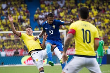 Neymar terminó la temporada lesionado, pero liderará a Brasil en el Mundial de Rusia 2018 en el que compartirá el Grupo E con Suiza, Costa Rica y Serbia. El crack brasileño es muy activo en redes sociales subiendo videos bailando y cantando, mostrando su alegría afuera del campo.