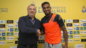 Kevin-Price Boateng con el presidente de Las Palmas en la rueda de prensa de renovaci&oacute;n.