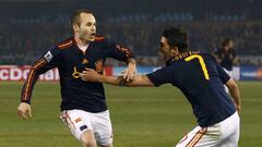 Andr&eacute;s Iniesta celebra el segundo gol ante Chile y David Villa, que anot&oacute; el primero, le va a abrazar. El de Fuentealbilla inicia su puesta a punto.