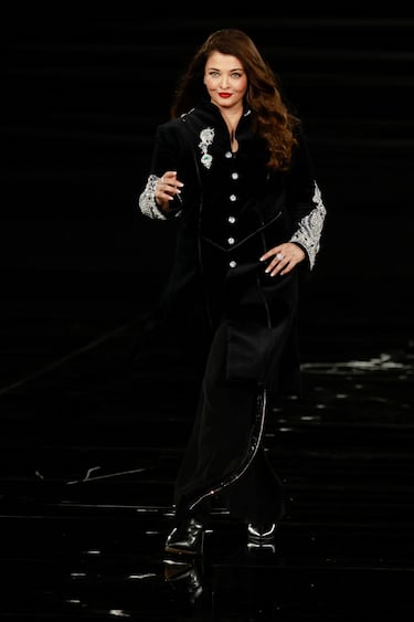 Aishwarya Rai presenta una creación durante un desfile público titulado "Libertad. Igualdad. Hermandad. Porque tú lo vales", organizado por el grupo francés de cosméticos L'Oréal, frente al Ayuntamiento de París, como parte de la Semana de la Moda de París.