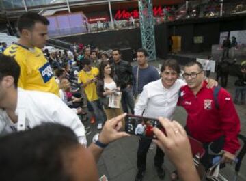 Encuentro con los Ases en el Centro Comercial de Las Terrazas. Raúl Ruiz.