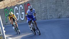 Julian Alaphilippe ataca ante Wout van Aert en la subida al Poggio durante la Mil&aacute;n-San Remo de 2020.