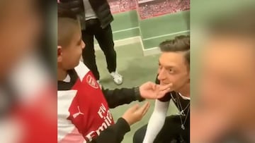 La tierna escena de Özil con un niño ciego en Inglaterra
