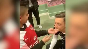 La tierna escena de Özil con un niño ciego en Inglaterra