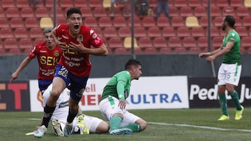 Futbol, Union Espanola vs Audax Italiano  Copa Chile 2019, Cuartos de Final  El jugador de Union Espanola Thomas Galdames celebra su gol contra Audax Italiano durante el partido por Copa Chile en el estadio Santa Laura en Santiago,  Chile.  12/10/2019  Dragomir Yankovic/Photosport   Football, Union Espanola vs Audax Italiano  Copa Chile 2019, Quarter Finals  Union Espanola's player Thomas Galdames celebrates his goal against Audax Italiano during Copa Chile football match at Santa Laura stadium in Santiago, Chile.  12/10/2019  Dragomir Yankovic/Photosport