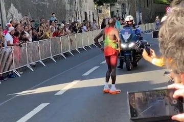 Eliud Kipchoge, tras colapsar.