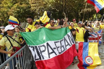 Muchos colombianos salieron a las calles de París para celebrar el triunfo de Egan Bernal en el Tour de Francia. La capital francesa se viste de amarillo, azul y rojo.