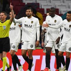 Hernández Hernández señaló el penalti de Saúl al ver el VAR