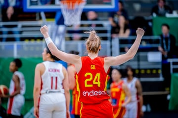 Laura Gil celebra una acción.