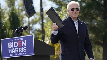 El exvicepresidente Joe Biden, candidato presidencial dem&oacute;crata, se levanta del podio despu&eacute;s de hablar durante un evento de campa&ntilde;a en Riverside High School en Durham, N.C., el domingo 18 de octubre de 2020.
 