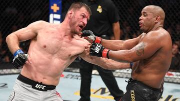 Stipe Miocic golpea a Daniel Cormier durante el UFC 241.