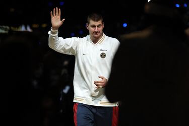 La estrella de la NBA, NIkola Jokic, entra en escena para recibir su ansiado anillo.