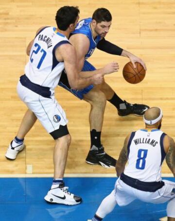 Nikola Vucevic de los Orlando Magic ante Zaza Pachulia.