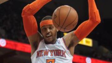 Carmelo Anthony machaca el aro.