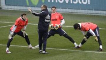 Los porteros del Real Madrid Jes&uacute;s Fern&aacute;ndez (i), Iker Casillas y Antonio Ad&aacute;n (d) junto al entrenador de porteros Silvino Louro.