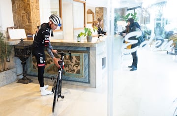Una vez terminado el entrenamiento, Juan Ayuso pone rumbo a su hotel, en el que estuvo hospedado en la previa de la Volta a Catalunya: Eden Roc de Sant Feliu de Guxols. Al llegar, pregunta a la recepcionista el nmero de habitacin que tiene y, adems, el parking para poder dejar la bicicleta. Despus, rpido a la ducha.